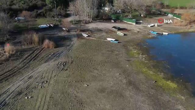 Terkos Gölü'nde sular çekildi, teknelerin yüzdüğü yerde insanlar yürüyüş yaptı