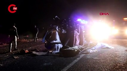 TIR, yol kenarında bekleyen otomobile çarptı: Abla-kardeş kurtarılamadı