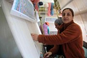 Elazığ'da geçici konaklama merkezinde kalan Ahıska Türkleri hem meslek öğreniyor hem de para kazanıyor