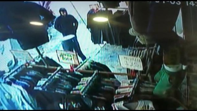 ESENYURT'TA 3 GÜN BOYUNCA MAĞAZADAN ELBİSE ÇALAN HIRSIZ KAMERADA