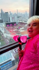 Anh chàng khoe view phòng đỉnh, chẳng cần mua vé vẫn xem trọn được concert BLACKPINK