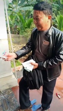 Không có lì xì đỏ ông mừng tuổi luôn mỗi cháu một cọc tiền xanh