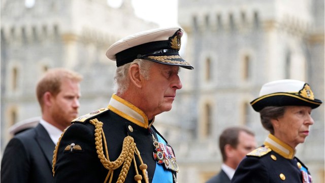 VOICI : Prince Harry exclu du couronnement de Charles III ? Cette sanction contre le frère de William