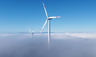 Rüzgar güllerinin sis ortasındaki dönüşü dron ile görüntülendi