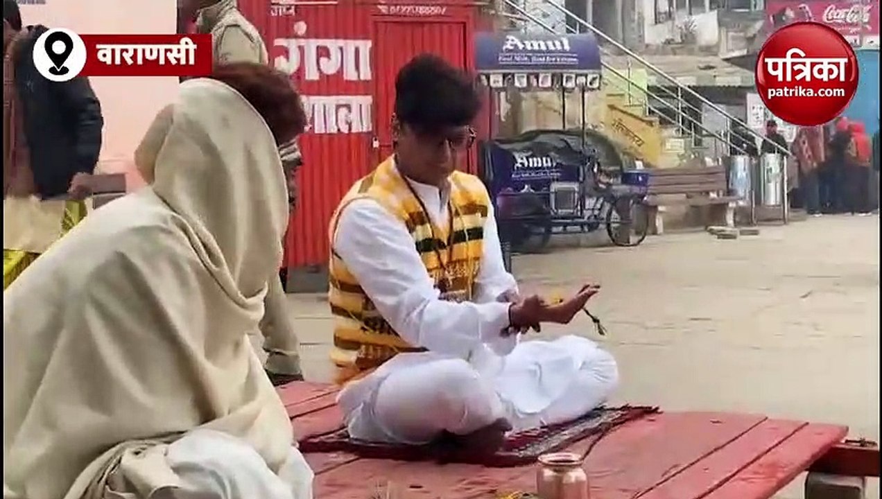 वाराणसी पहुंचे सिंगर शान, अस्सी घाट पर किया मां का श्राद्ध