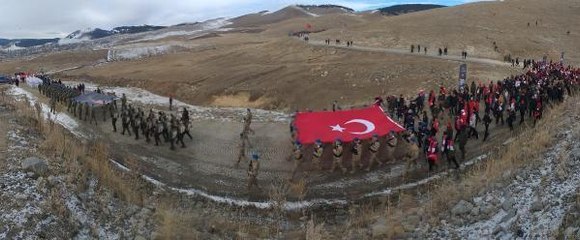 SARIKAMIŞ ŞEHİTLERİ, 108'İNCİ YILDA BİNLERCE KİŞİNİN KATILDIĞI YÜRÜYÜŞLE ANILDI