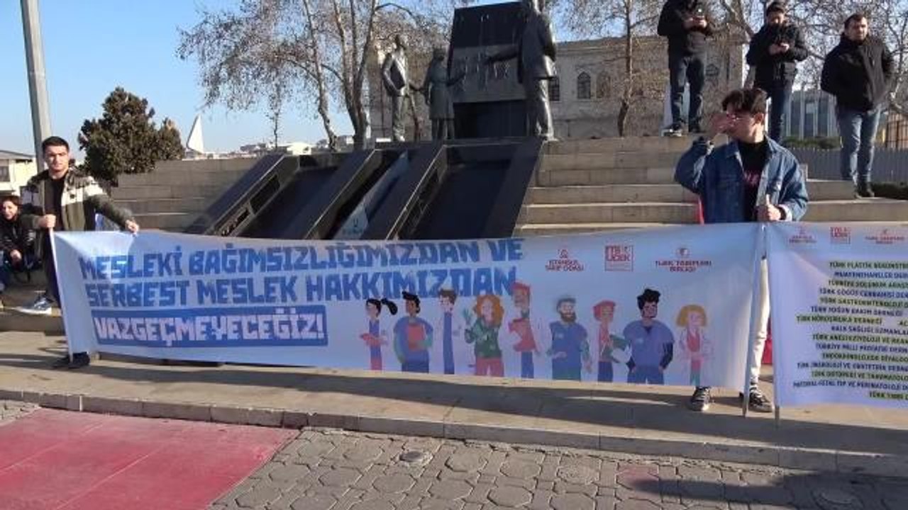 İstanbul'daki Hekimler Kadıköy'de Bir Araya Geldi: "İktidar ve Bakanlık Her Alanda Dikensiz Gül Bahçesi Yaratmak İstiyor"