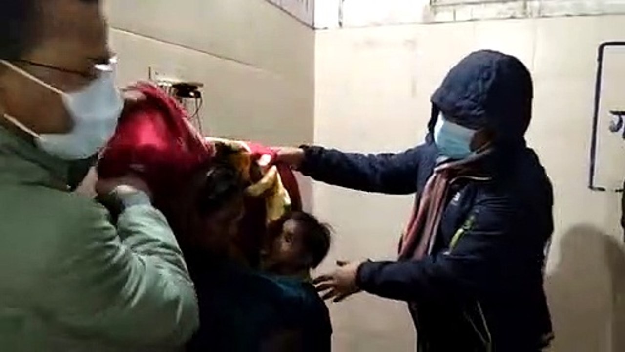 रात में कलेक्टर ने शहर भ्रमण कर लिया व्यस्थाओं का जायजा, बांटे गए कंबल