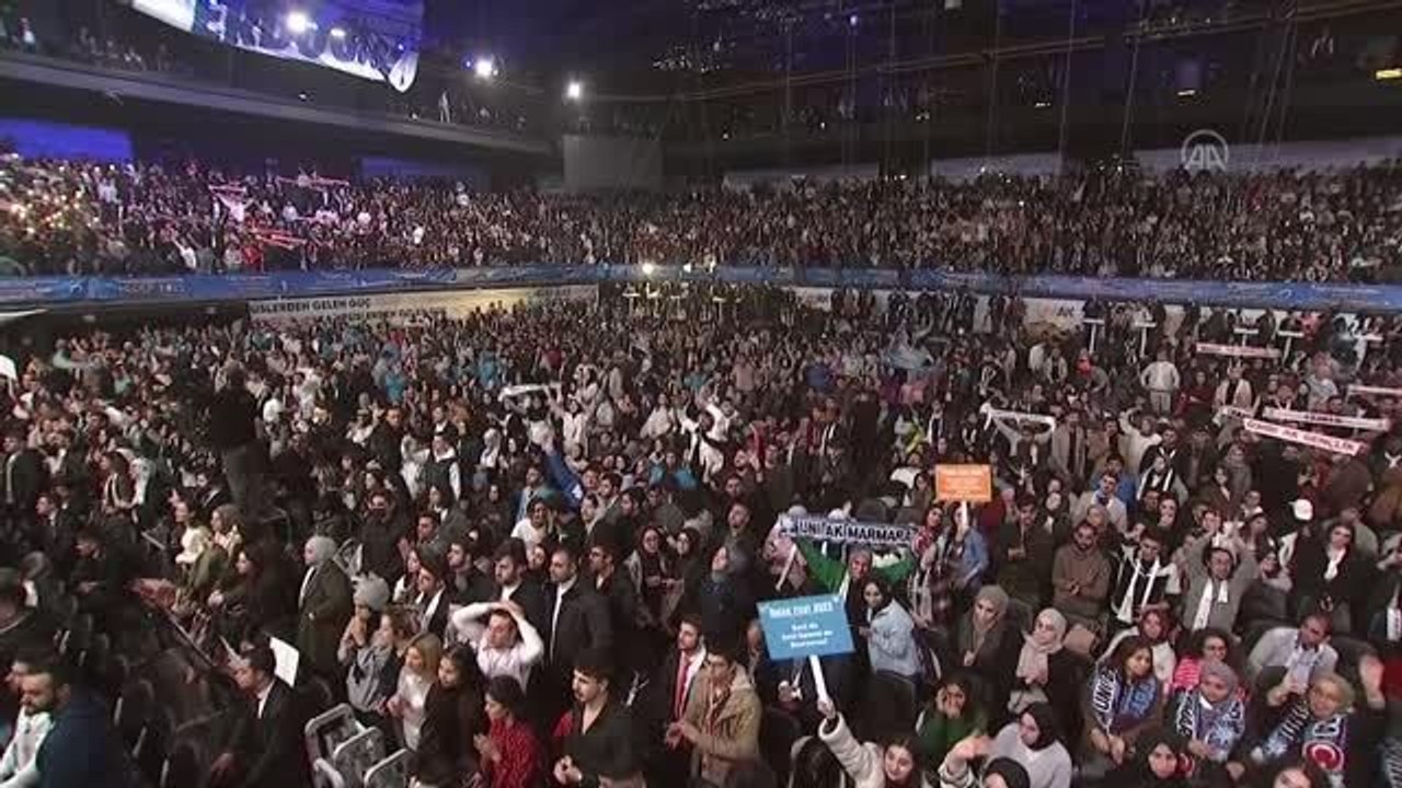 Cumhurbaşkanı Erdoğan, "ÜniAK FEST" etkinliğinde sanatçı Cengiz Kurtoğlu'nun şarkısına eşlik etti