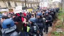 Fransa'da 'Sarı Yelekliler' yeniden sokaklarda