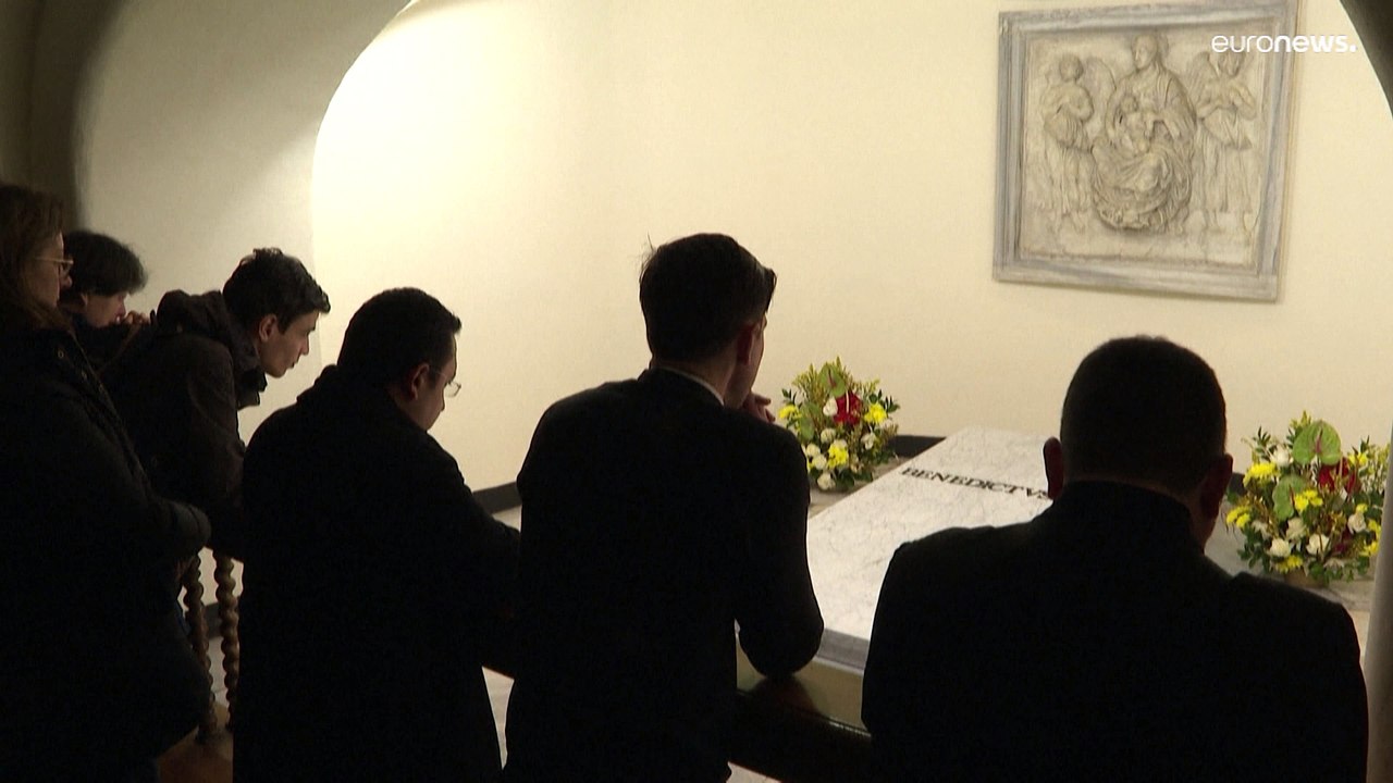 Gläubige und Pilger dürfen zum Grab von Benedikt XVI.
