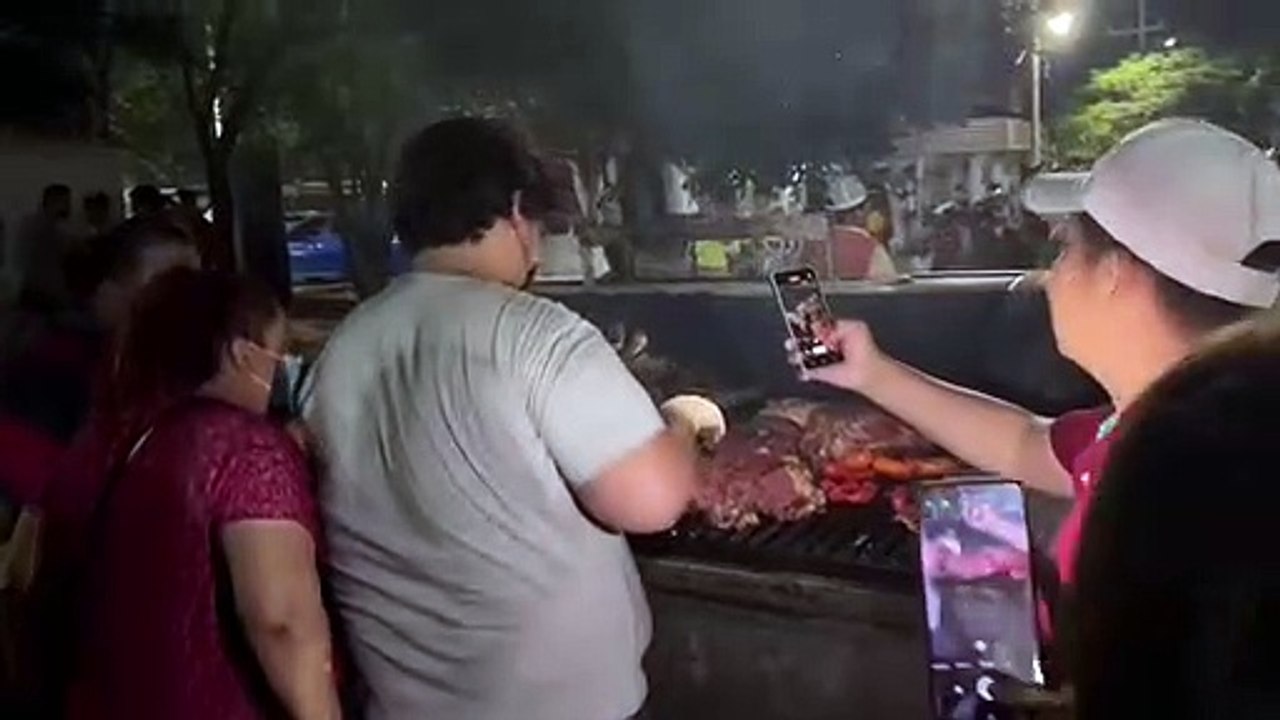 Cruceños protestaron anoche realizando churrascos en afueras del Comando de la Policía