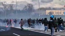 Folli scontri in A1 tra romanisti e napoletani: l'assalto sulla carreggiata e i corpo a corpo