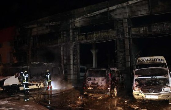 OTO TAMİRHANESİNDE ÇIKAN YANGINDA 2'Sİ AMBULANS 10 ARAÇ HASAR GÖRDÜ