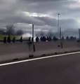 Autostrada nel caos per gli scontri fra tifosi di Roma e Napoli: un ferito