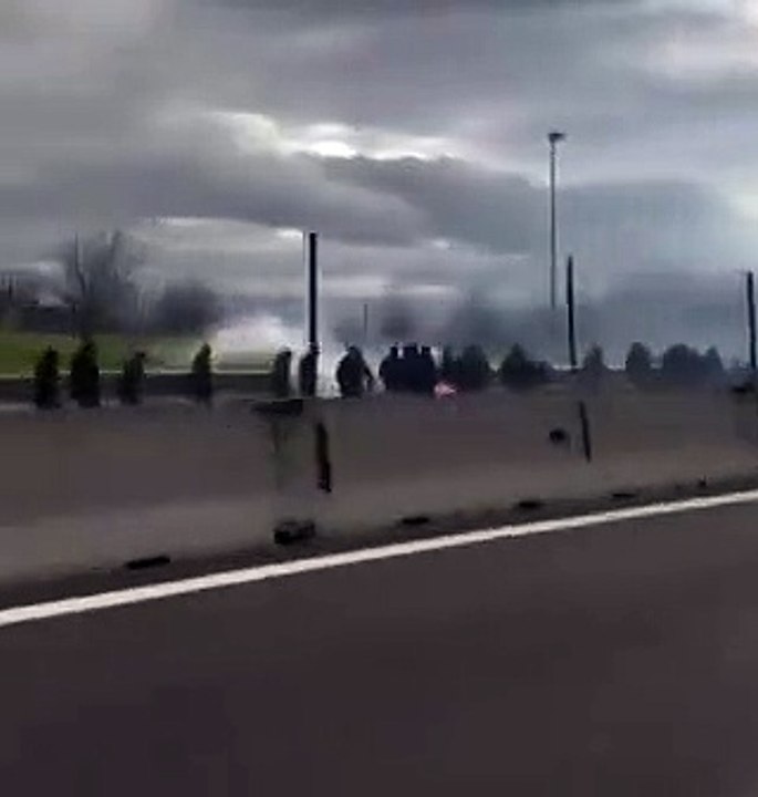 Autostrada nel caos per gli scontri fra tifosi di Roma e Napoli: un ferito