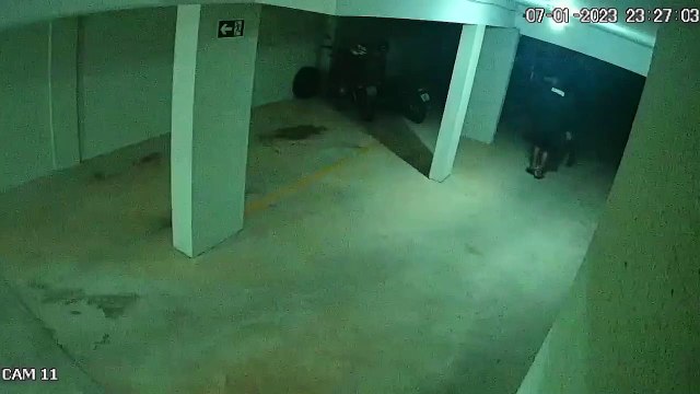 Câmeras de segurança flagram arrombamento e furto de bicicletas em condomínio no Centro