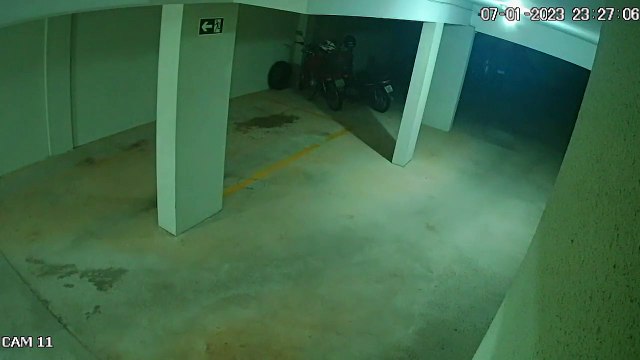 Câmeras de segurança flagram arrombamento e furto de bicicletas em condomínio no Centro