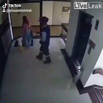 Elle rattrape son fils de justesse... joli réflexe de maman