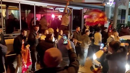 Derbinin ardından Galatasaraylı taraftarlar galibiyeti kutladı (2)