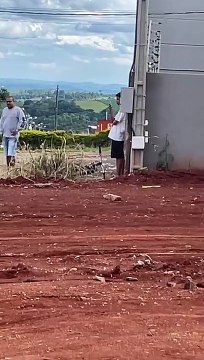 Carro fica destruído após pegar fogo em rua de Apucarana; veja