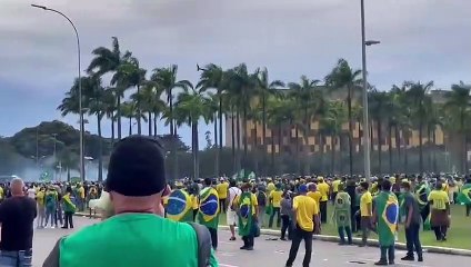 Helicóptero da Polícia Federal joga bombas de efeito moral em manifestantes