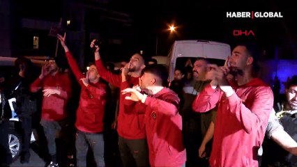 Galatasaraylı oyuncular, derbi galibiyetini taraftarlarla kutladı