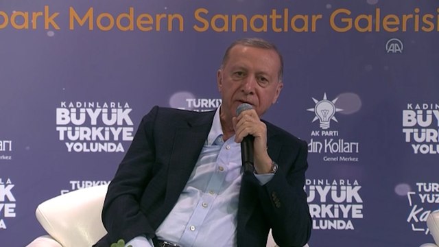 Cumhurbaşkanı Erdoğan, Uzun ince bir yoldayım türküsüne eşlik etti