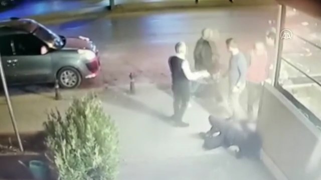 Birlikte yemek yediği kadını darbeden kişi güvenlik kamerasında
