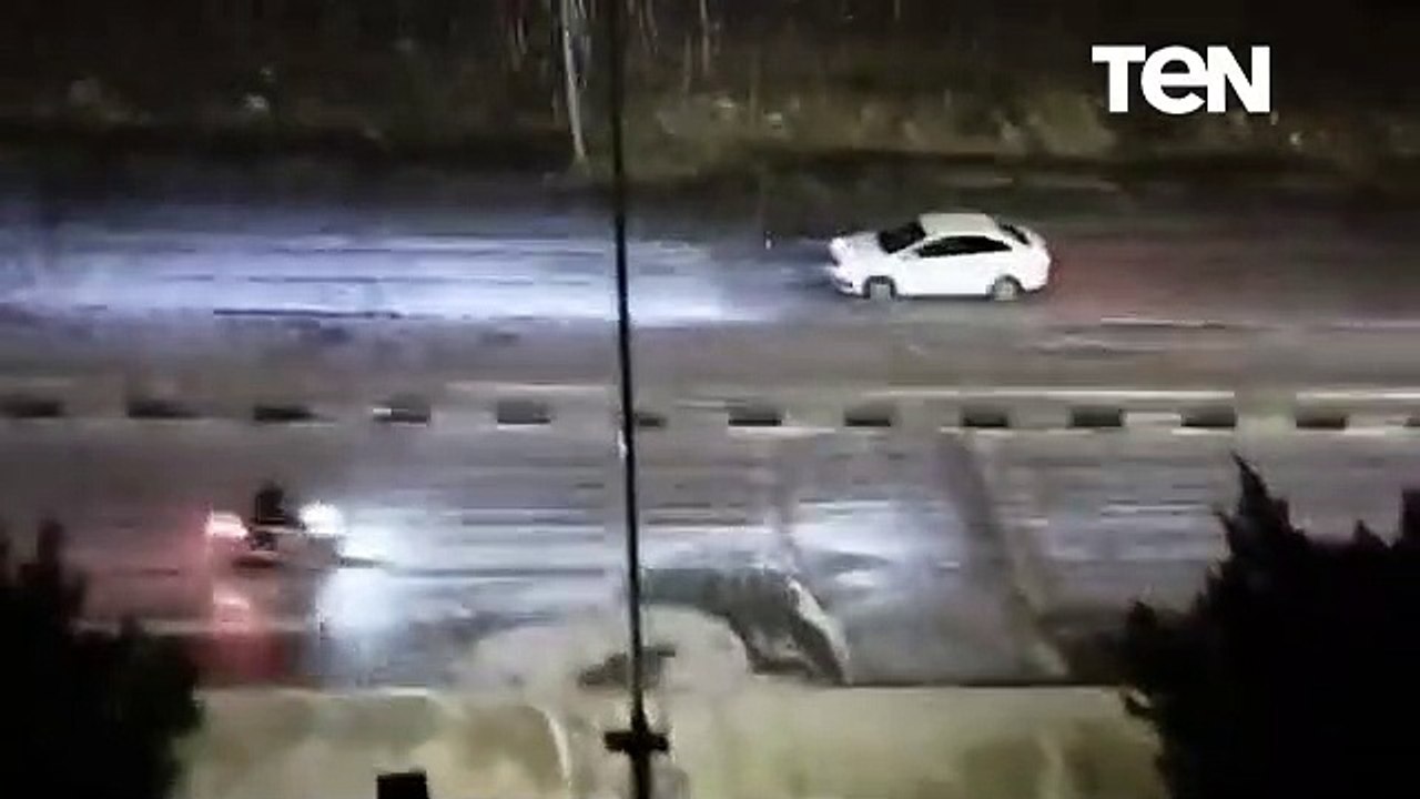 في مشهد نادر الحدوث.. تساقط الثلوج على مدينة ال...