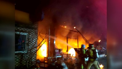 삼척 3층 건물에서 불...2명 연기흡입 / YTN