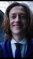 Wednesday blinks when she's nervous     Mercredi clignote quand elle est nerveuse