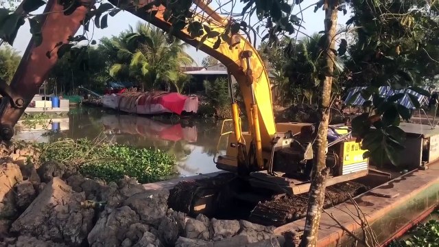 Excavator “Xe Cuốc” SUMITOMO “ #S260 LÊN PHÀ MÚC ĐẤT BỎ XE BEN