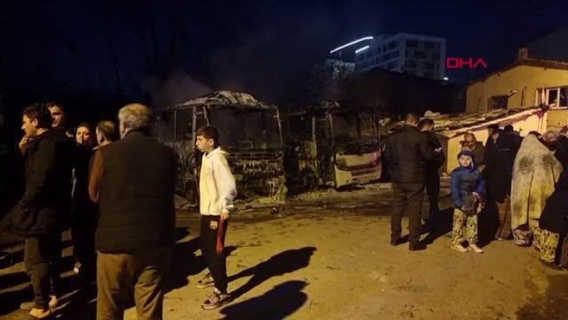 İSTANBUL-KÜÇÜKÇEKMECE'DE PARK HALİNDEKİ 2 MİDİBÜS ALEV ALEV YANDI