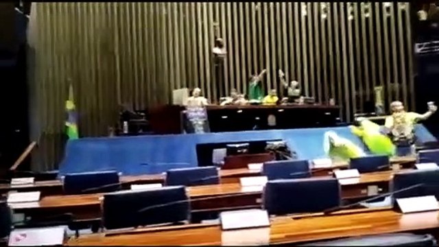 Brezilya'da seçimi kaybeden Bolsonaro'nun destekçileri Ulusal Kongre binası bastı