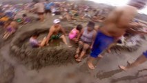 JUGANDO EN LA ARENA Y PASEO EN BOTE MAS ATRACTVOS DE LAS PLAYAS PERUANAS DE COSTA VERDE