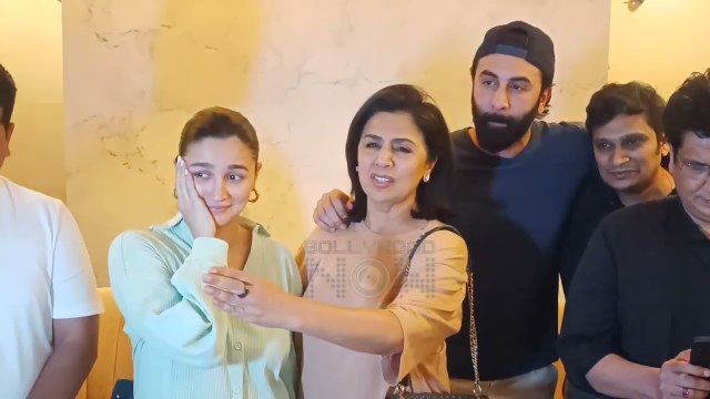 Did You NoticeRanbir Kapoor Looks Disinterested Posing For Photographers With Alia, Neetu Kapoor