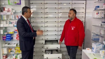 Eczacı boş çekmecelerini gösterdi