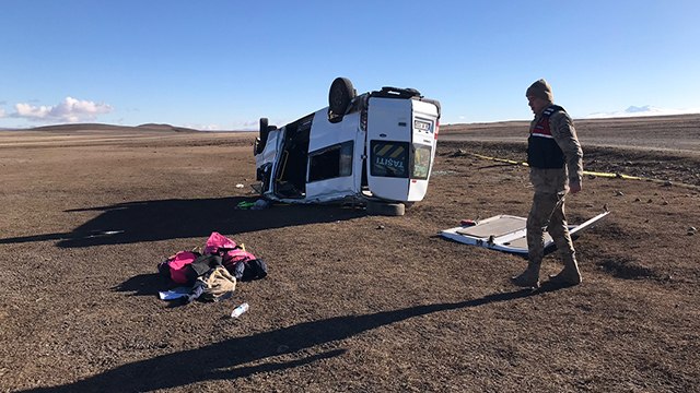 Kars'ta Öğrenci servisinin devrilmesi sonucu 1 öğrenci öldü, 14 öğrenci yaralandı