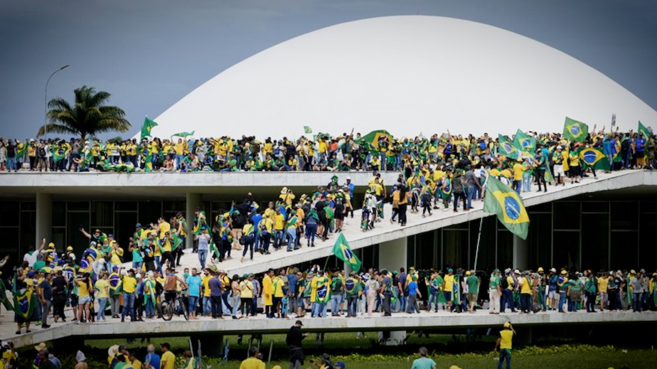 Seguidores de Bolsonaro invaden el Palacio pres...