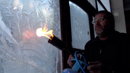 Esnaf, buz tutan camlarını tüplü ısıtıcılarla çözmeye çalıştı