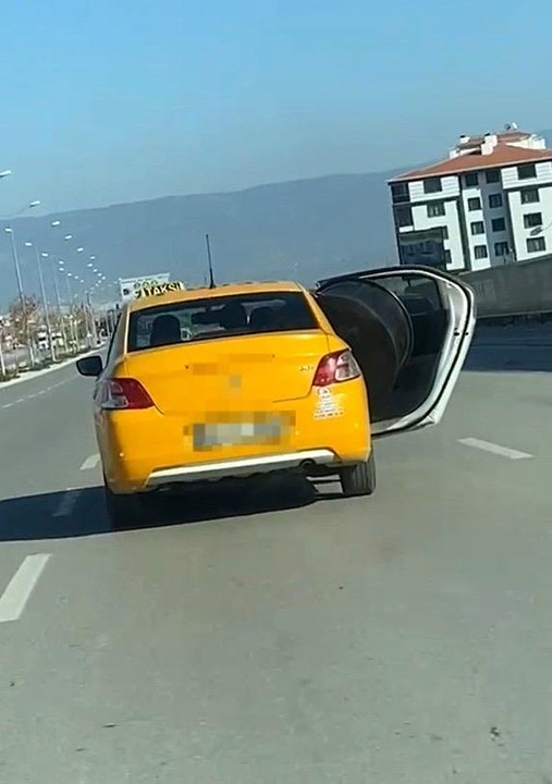 Taksiye sığmayan kazanın tehlikeli yolculuğu kamerada