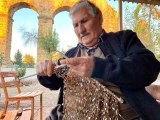 Aspendos Antik Kenti'nin su kemerleri yanında 63 yıldır geçimini meyve suyu satarak sağlıyor