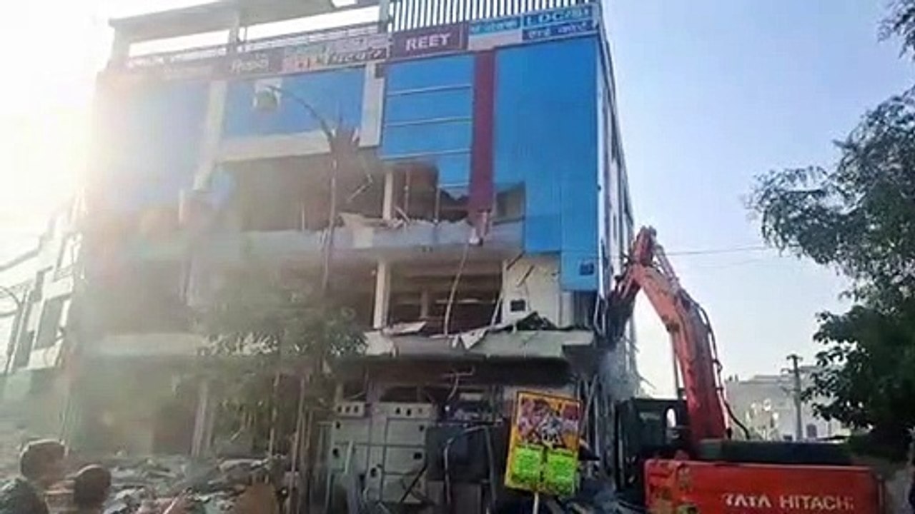 जयपुर में चंद सैकंड में ताश के पत्तों की तरह धर...