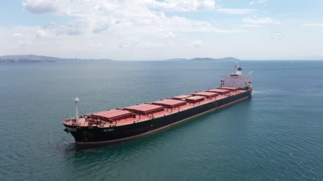 Süveyş Kanalı'nda karaya oturan yük gemisi hareket ettirildi