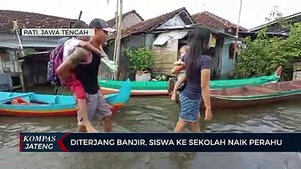 Diterjang Banjir, Siswa di Pati ke Sekolah Naik Perahu