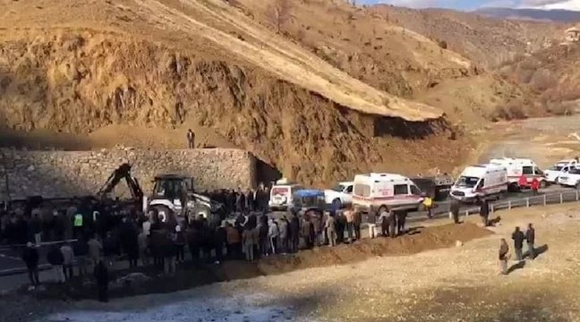 Siirt'te buz tutmuş yolda kontrolden çıkan minibüs ters döndü