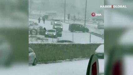 Van'da çarpışan arabalar: Kayganlaşan yolda ancak çarparak durabildiler