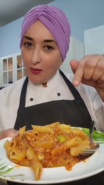 مكرونة بالتونة اسرع وألذ طبق تحضريه لوجبة الغداء على طريقة منال العالم المميزة(العالم في مطبخك)