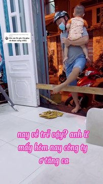 Thấy vợ đầu tóc bù xù, chồng đi làm tăng ca đem tiền về bắt vợ làm đẹp